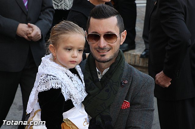 Centenares de personas ofrecen miles de flores a la patrona Santa Eulalia en la tradicional ofrenda 2013 - 376