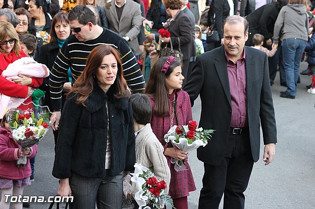 Centenares de personas ofrecen miles de flores a la patrona Santa Eulalia en la tradicional ofrenda 2013 - 380