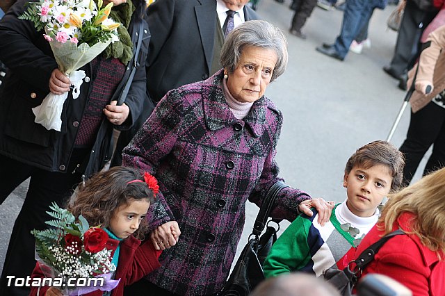 Centenares de personas ofrecen miles de flores a la patrona Santa Eulalia en la tradicional ofrenda 2013 - 382