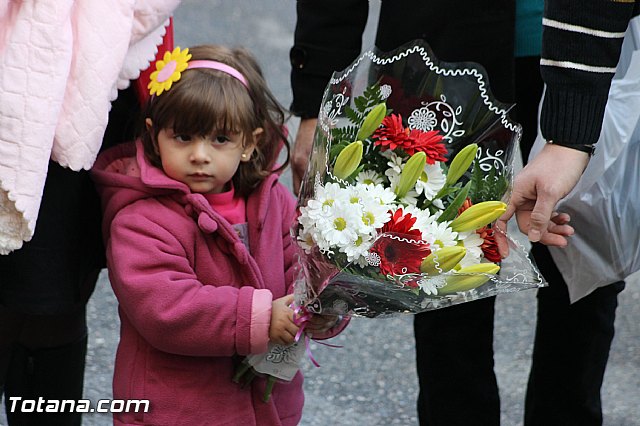 Centenares de personas ofrecen miles de flores a la patrona Santa Eulalia en la tradicional ofrenda 2013 - 384