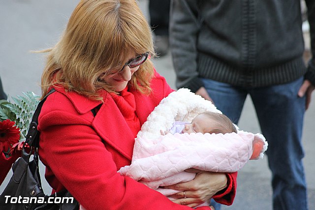 Centenares de personas ofrecen miles de flores a la patrona Santa Eulalia en la tradicional ofrenda 2013 - 386