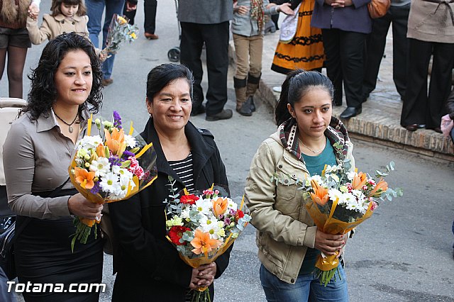 Centenares de personas ofrecen miles de flores a la patrona Santa Eulalia en la tradicional ofrenda 2013 - 389