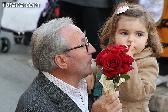 Centenares de personas ofrecen miles de flores a la patrona Santa Eulalia en la tradicional ofrenda 2013 - 392