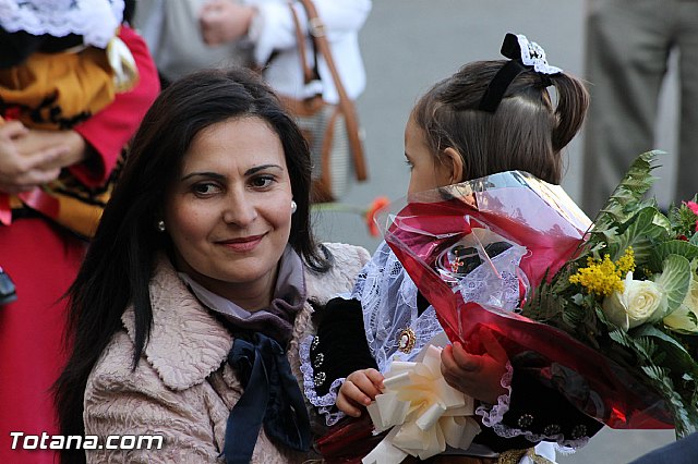 Centenares de personas ofrecen miles de flores a la patrona Santa Eulalia en la tradicional ofrenda 2013 - 394