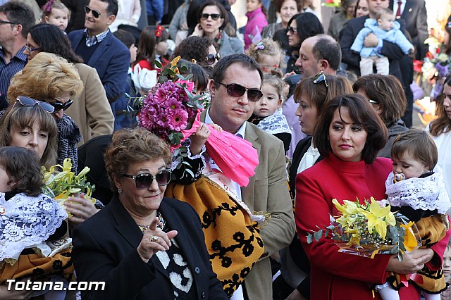 Centenares de personas ofrecen miles de flores a la patrona Santa Eulalia en la tradicional ofrenda 2013 - 395