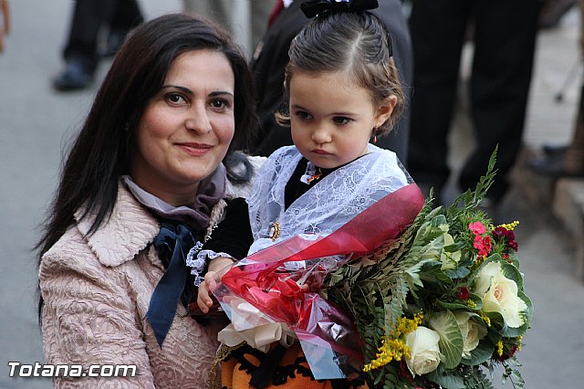 Centenares de personas ofrecen miles de flores a la patrona Santa Eulalia en la tradicional ofrenda 2013 - 396