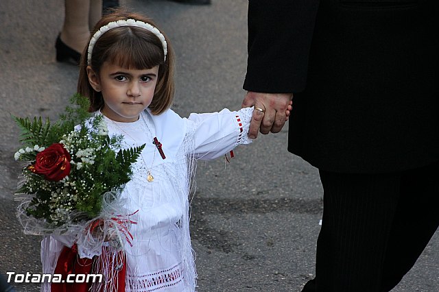 Centenares de personas ofrecen miles de flores a la patrona Santa Eulalia en la tradicional ofrenda 2013 - 399