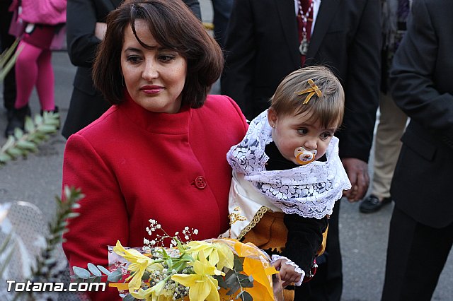 Centenares de personas ofrecen miles de flores a la patrona Santa Eulalia en la tradicional ofrenda 2013 - 400