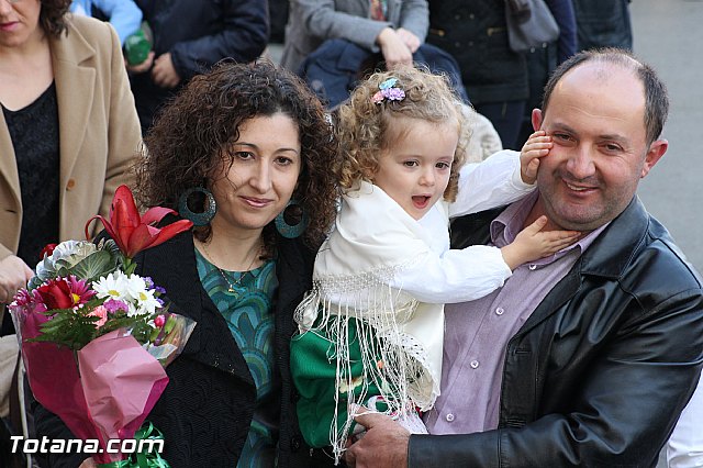 Centenares de personas ofrecen miles de flores a la patrona Santa Eulalia en la tradicional ofrenda 2013 - 404