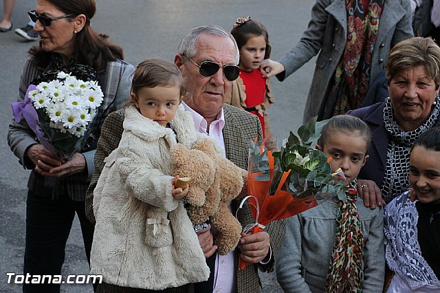 Centenares de personas ofrecen miles de flores a la patrona Santa Eulalia en la tradicional ofrenda 2013 - 407