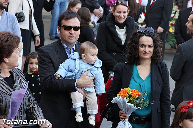 Centenares de personas ofrecen miles de flores a la patrona Santa Eulalia en la tradicional ofrenda 2013 - 410