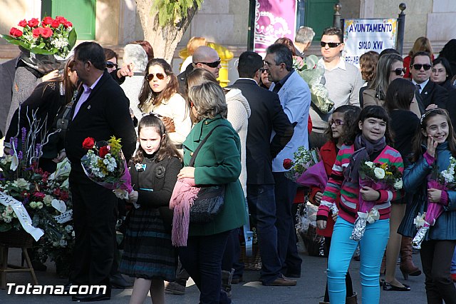 Centenares de personas ofrecen miles de flores a la patrona Santa Eulalia en la tradicional ofrenda 2013 - 417