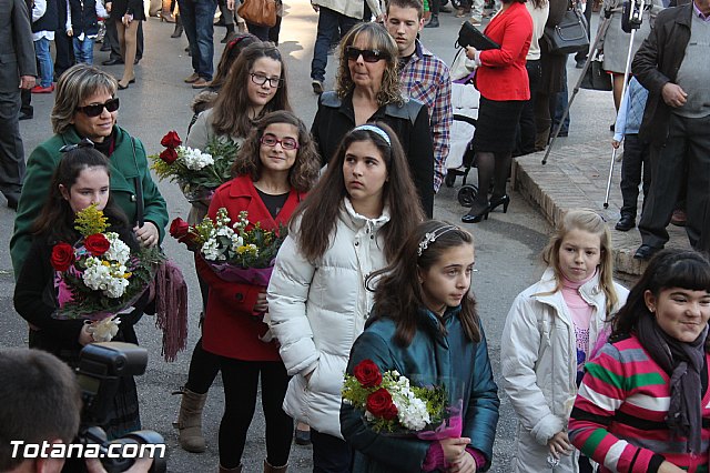 Centenares de personas ofrecen miles de flores a la patrona Santa Eulalia en la tradicional ofrenda 2013 - 418