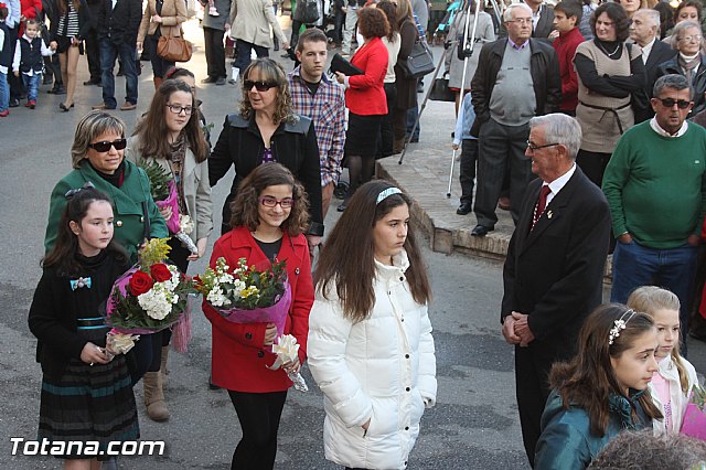 Centenares de personas ofrecen miles de flores a la patrona Santa Eulalia en la tradicional ofrenda 2013 - 419