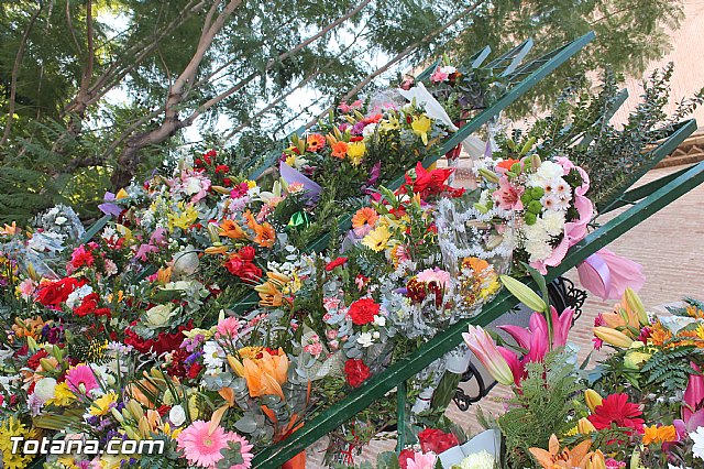 Centenares de personas ofrecen miles de flores a la patrona Santa Eulalia en la tradicional ofrenda 2013 - 421