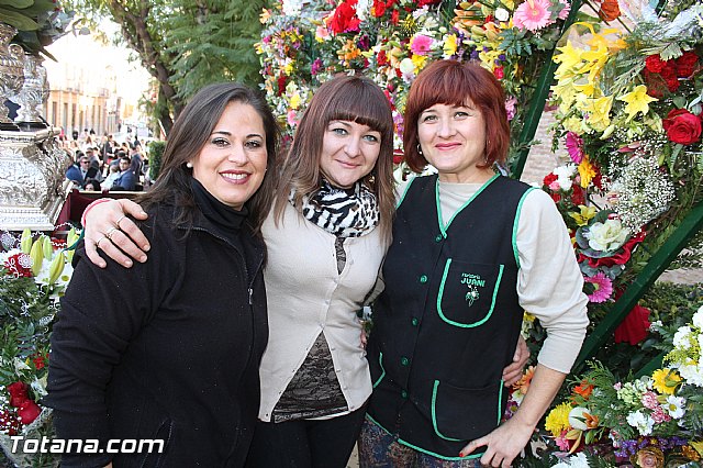 Centenares de personas ofrecen miles de flores a la patrona Santa Eulalia en la tradicional ofrenda 2013 - 429