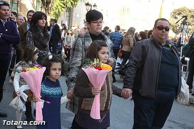 Centenares de personas ofrecen miles de flores a la patrona Santa Eulalia en la tradicional ofrenda 2013 - 431