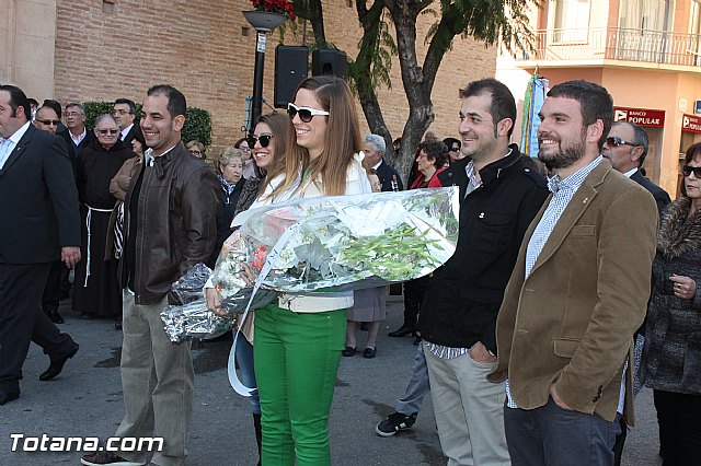Centenares de personas ofrecen miles de flores a la patrona Santa Eulalia en la tradicional ofrenda 2013 - 432