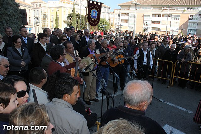 Centenares de personas ofrecen miles de flores a la patrona Santa Eulalia en la tradicional ofrenda 2013 - 434