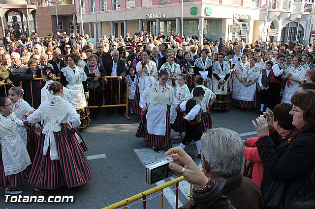 Centenares de personas ofrecen miles de flores a la patrona Santa Eulalia en la tradicional ofrenda 2013 - 435