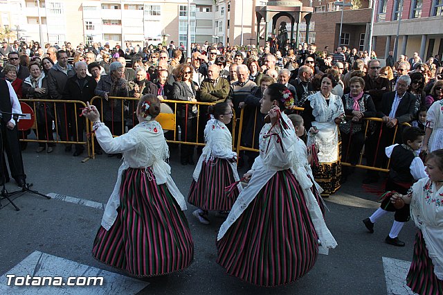 Centenares de personas ofrecen miles de flores a la patrona Santa Eulalia en la tradicional ofrenda 2013 - 438