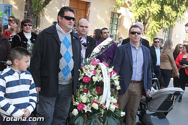 Centenares de personas ofrecen miles de flores a la patrona Santa Eulalia en la tradicional ofrenda 2013 - 445