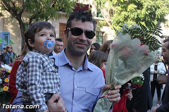 Centenares de personas ofrecen miles de flores a la patrona Santa Eulalia en la tradicional ofrenda 2013 - 447