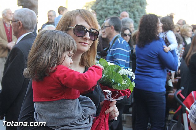 Centenares de personas ofrecen miles de flores a la patrona Santa Eulalia en la tradicional ofrenda 2013 - 448