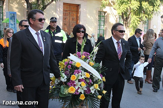 Centenares de personas ofrecen miles de flores a la patrona Santa Eulalia en la tradicional ofrenda 2013 - 450