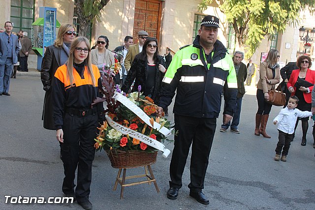 Centenares de personas ofrecen miles de flores a la patrona Santa Eulalia en la tradicional ofrenda 2013 - 452