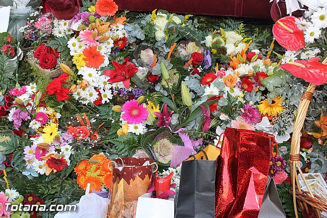 Centenares de personas ofrecen miles de flores a la patrona Santa Eulalia en la tradicional ofrenda 2013 - 458