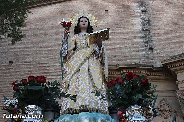 Centenares de personas ofrecen miles de flores a la patrona Santa Eulalia en la tradicional ofrenda 2013 - 459
