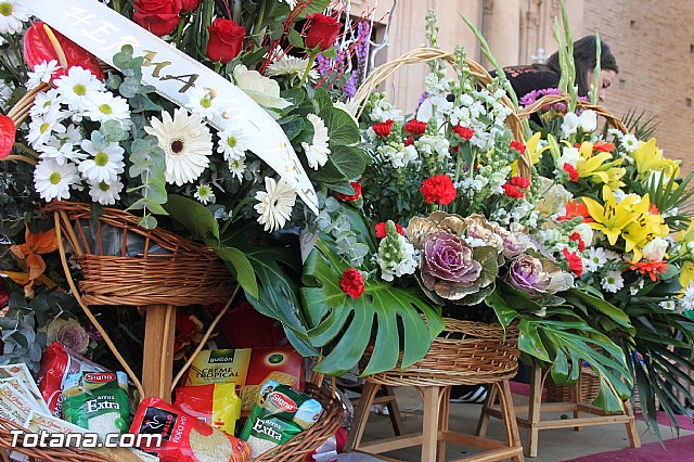 Centenares de personas ofrecen miles de flores a la patrona Santa Eulalia en la tradicional ofrenda 2013 - 460