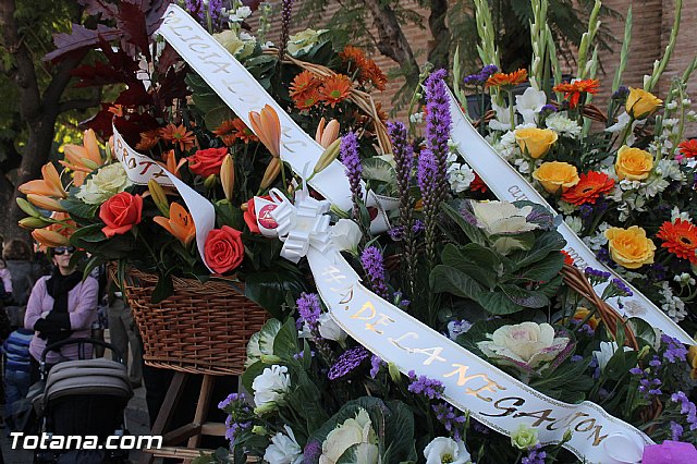 Centenares de personas ofrecen miles de flores a la patrona Santa Eulalia en la tradicional ofrenda 2013 - 462