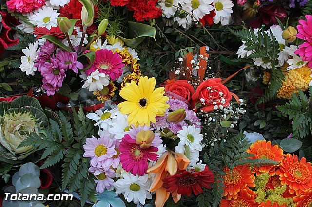 Centenares de personas ofrecen miles de flores a la patrona Santa Eulalia en la tradicional ofrenda 2013 - 463