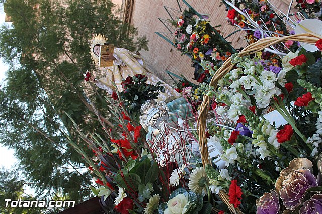 Centenares de personas ofrecen miles de flores a la patrona Santa Eulalia en la tradicional ofrenda 2013 - 464
