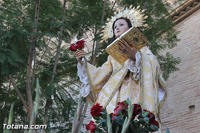 Centenares de personas ofrecen miles de flores a la patrona Santa Eulalia en la tradicional ofrenda 2013 - 465