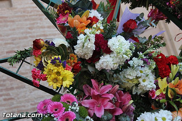 Centenares de personas ofrecen miles de flores a la patrona Santa Eulalia en la tradicional ofrenda 2013 - 468