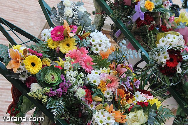 Centenares de personas ofrecen miles de flores a la patrona Santa Eulalia en la tradicional ofrenda 2013 - 469