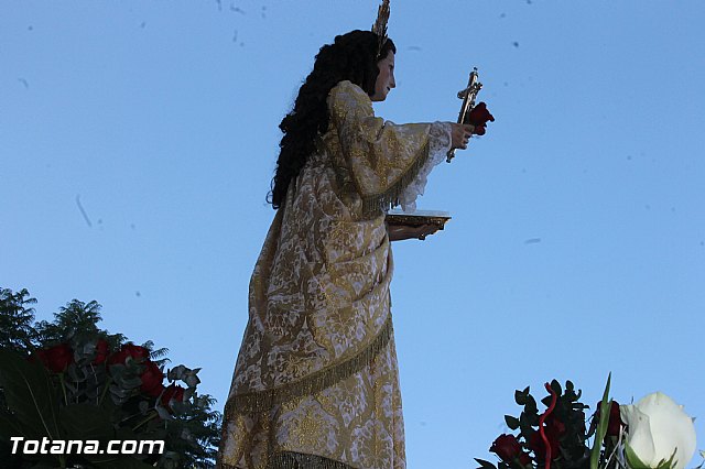 Centenares de personas ofrecen miles de flores a la patrona Santa Eulalia en la tradicional ofrenda 2013 - 470