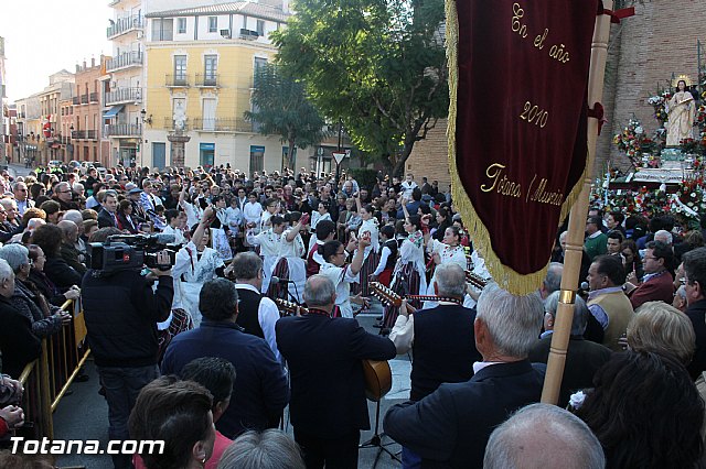 Centenares de personas ofrecen miles de flores a la patrona Santa Eulalia en la tradicional ofrenda 2013 - 471