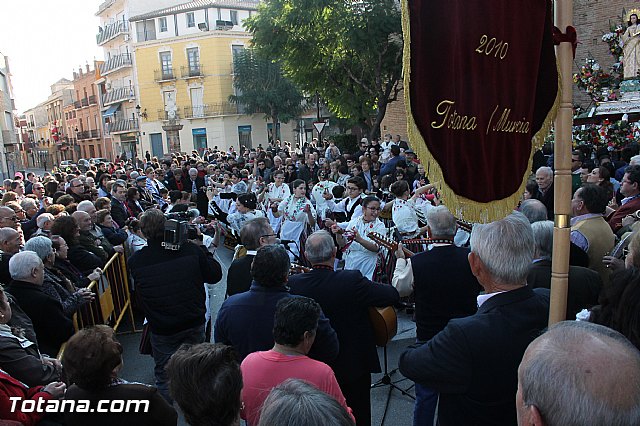 Centenares de personas ofrecen miles de flores a la patrona Santa Eulalia en la tradicional ofrenda 2013 - 473
