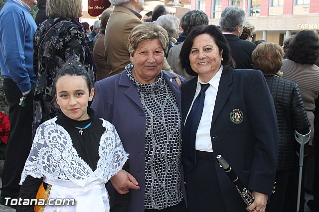 Centenares de personas ofrecen miles de flores a la patrona Santa Eulalia en la tradicional ofrenda 2013 - 474