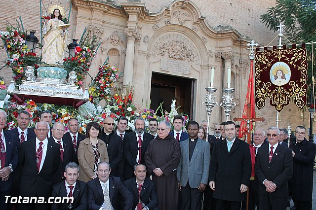 Centenares de personas ofrecen miles de flores a la patrona Santa Eulalia en la tradicional ofrenda 2013 - 483