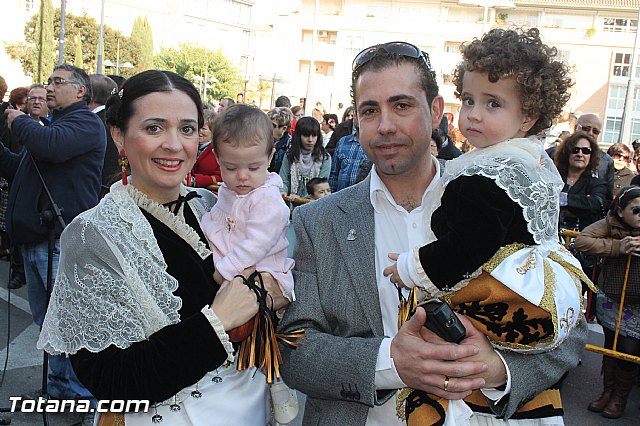 Centenares de personas ofrecen miles de flores a la patrona Santa Eulalia en la tradicional ofrenda 2013 - 487