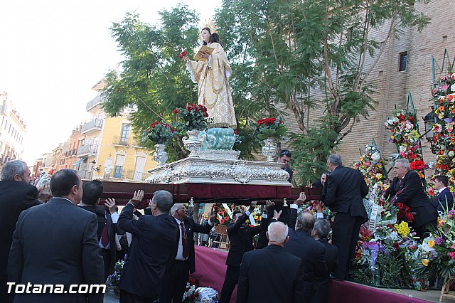 Centenares de personas ofrecen miles de flores a la patrona Santa Eulalia en la tradicional ofrenda 2013 - 488