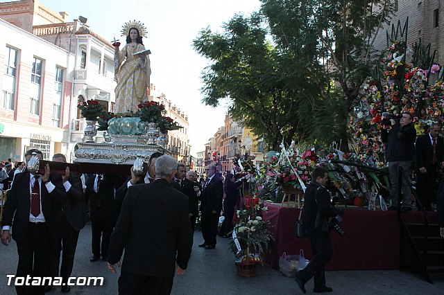 Centenares de personas ofrecen miles de flores a la patrona Santa Eulalia en la tradicional ofrenda 2013 - 489