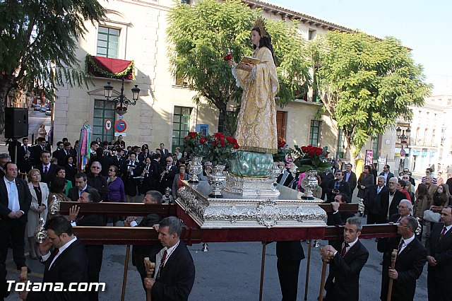 Centenares de personas ofrecen miles de flores a la patrona Santa Eulalia en la tradicional ofrenda 2013 - 495