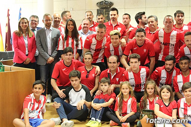 Recepcin institucional al Olmpico de Totana tras su ascenso a Tercera Divisin - 74