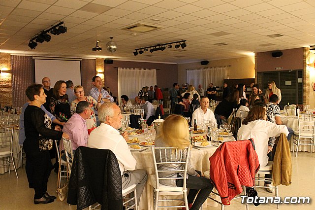 Pasteleros, hosteleros, familiares y amigos ofrecieron una emotiva cena sorpresa a Pepe 